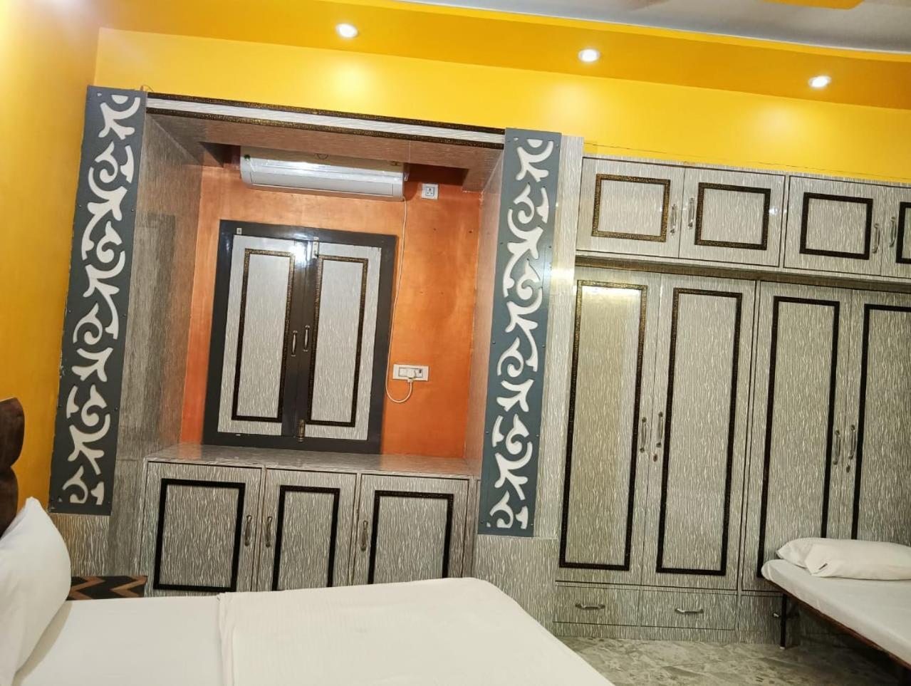 Trinetra Inn Варанаси Экстерьер фото