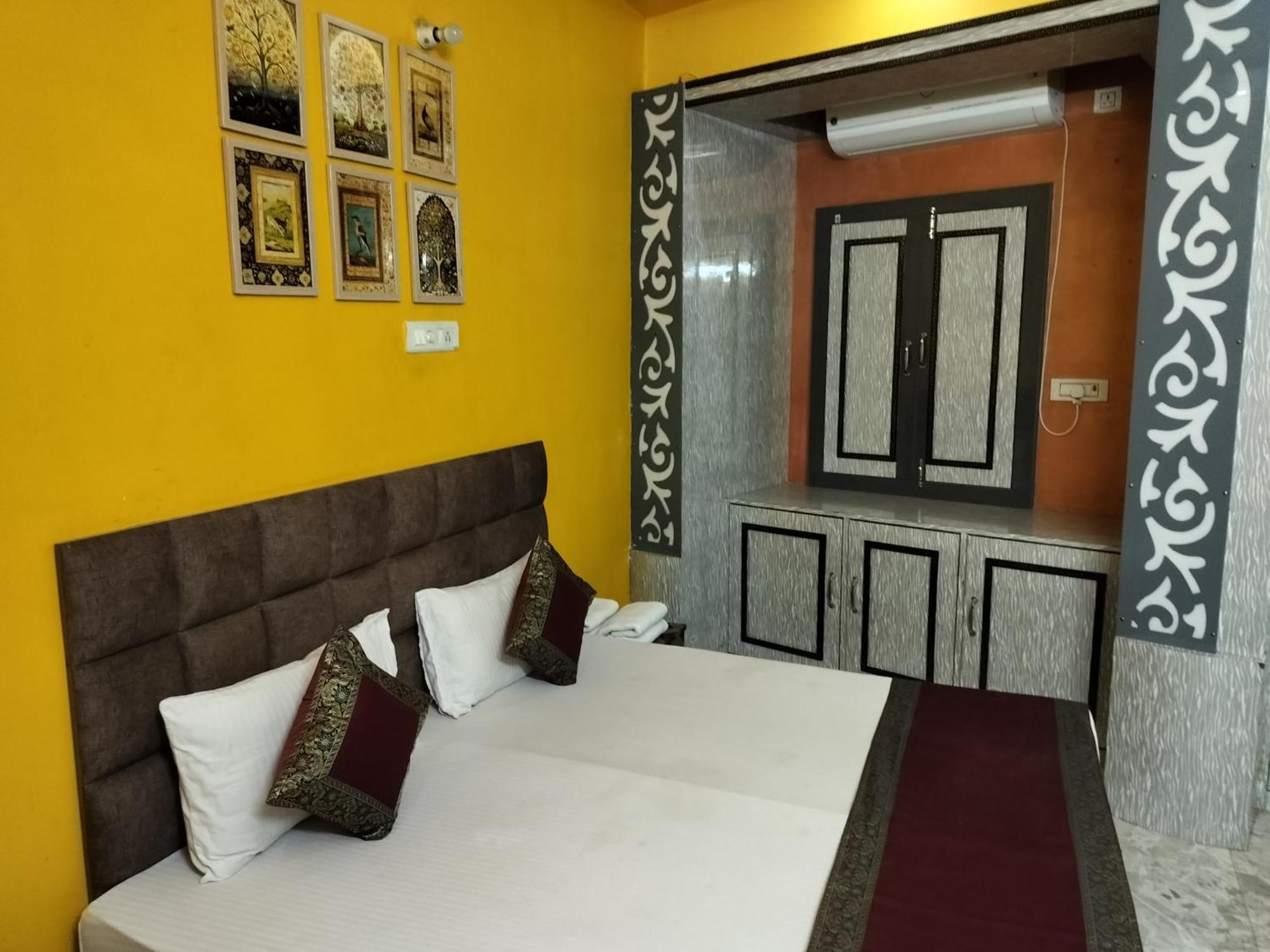 Trinetra Inn Варанаси Номер фото